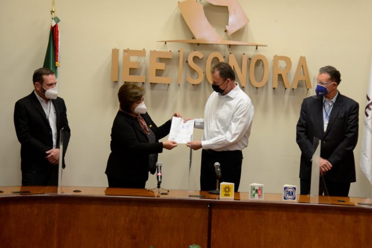 Registra Ernesto Gándara su candidatura a gobernador de Sonora por el PRI, PAN y PRD