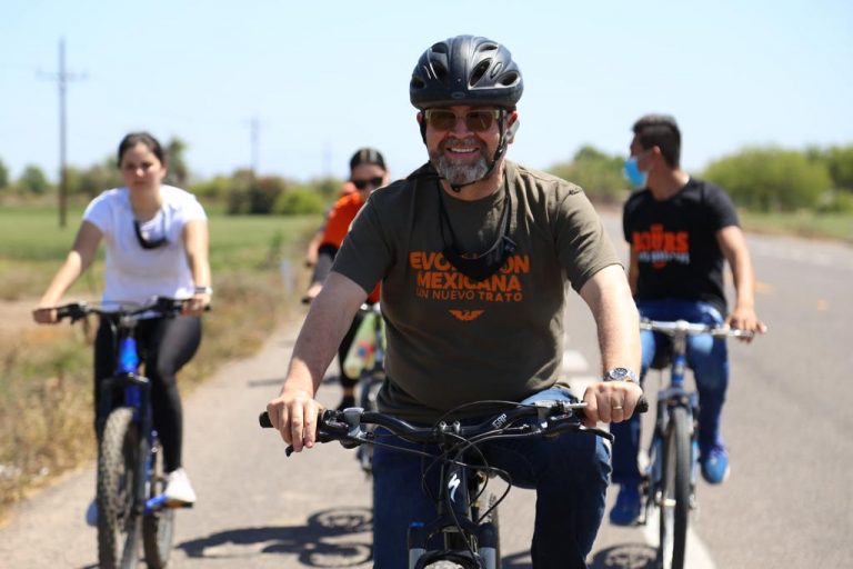 Pasea Bours en bici y dice que empoderará a los ciudadanos
