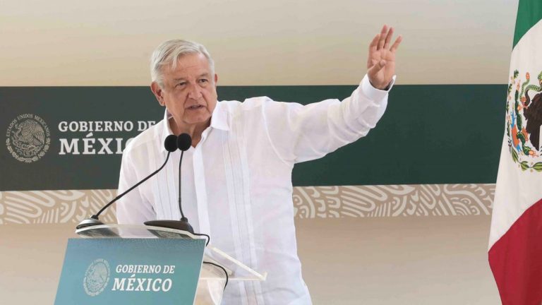 ¿Miedo?, para nada, más bien respeto y evitar una confrontación, esto dice AMLO sobre la vallas y el 8 de marzo