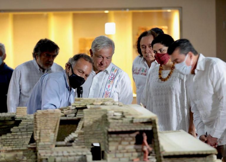 Inaugura AMLO pabellón de la Reina Roja en Palenque, Chiapas