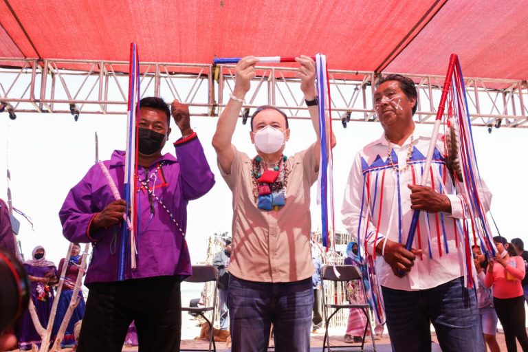 Recibe Durazo bastón de mando Seri, ofrece prepatoria para Punta Chueca y campus universitario en Miguel Aleman