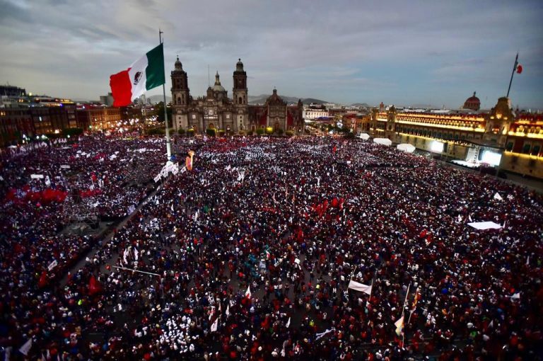 México está de pie, dice el presidente López Obrador ante un Zócalo repleto