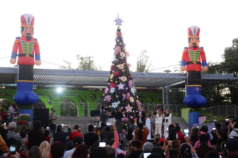 Inician festejos por navidad, encienden árbol y reabren el Parque Infantil de Hermosillo