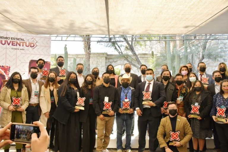 Busca gobierno de Durazo nueva generación de servidores públicos y políticos; entregan premio de la juventud Sonora