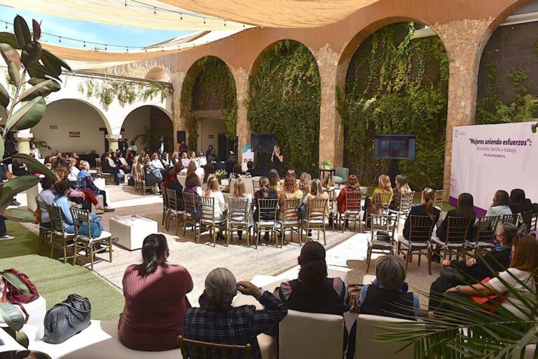 Imparten conferencia Mujeres uniendo esfuerzos: Educación, familia y trabajo
