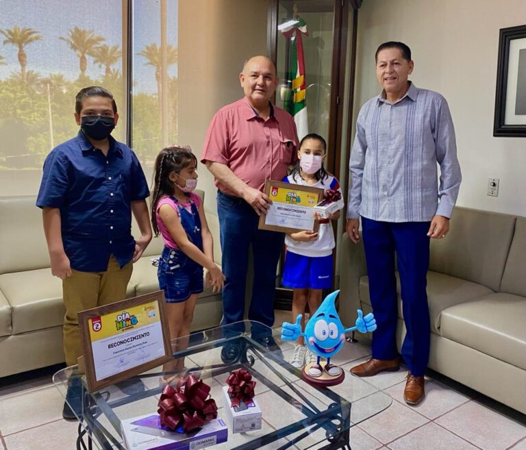 Premia Alcalde de SLRC a niños ganadores de concurso de Oomapas