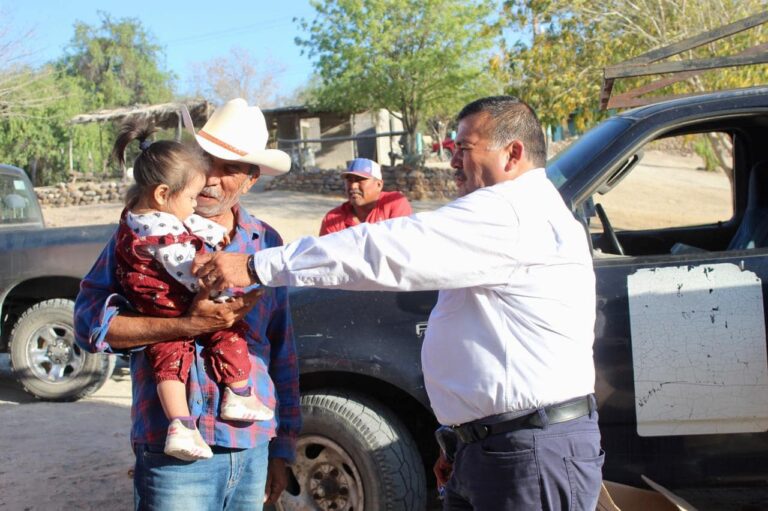 Alcalde de Álamos mantiene lazos fuertes con la comunidad