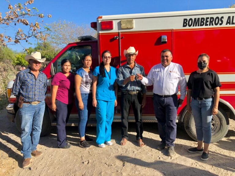 Entrega alcalde ambulancia para beneficio de la comunidad de Tapizuelas