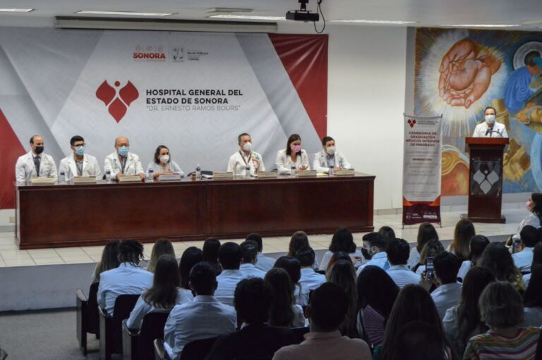 Se gradúan 43 médicas y médicos de pregrado en el Hospital General del Estado