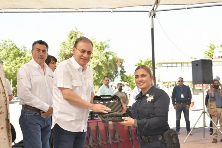 Gobernador Alfonso Durazo entrega armamento a policías de Cajeme