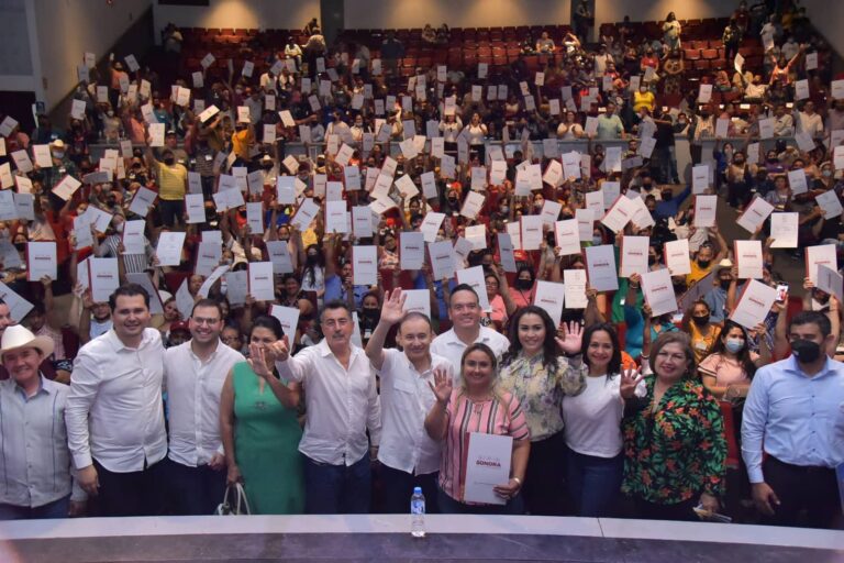 Dan cetrera jurídica sobre sus propiedades a familias de Cajeme