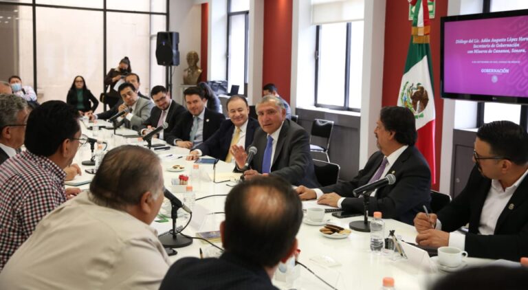 <strong>Se reúne secretario de Gobernación y gobernador Alfonso Durazo con mineros de Cananea</strong>