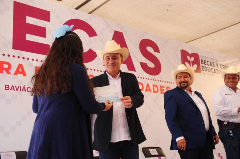 Entrega gobernador Alfonso Durazo becas a jóvenes de Aconchi, San Felipe de Jesús y Baviácora