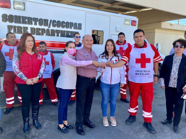 Entrega Alcalde ambulancia donada por SL, Az. a Cruz Roja