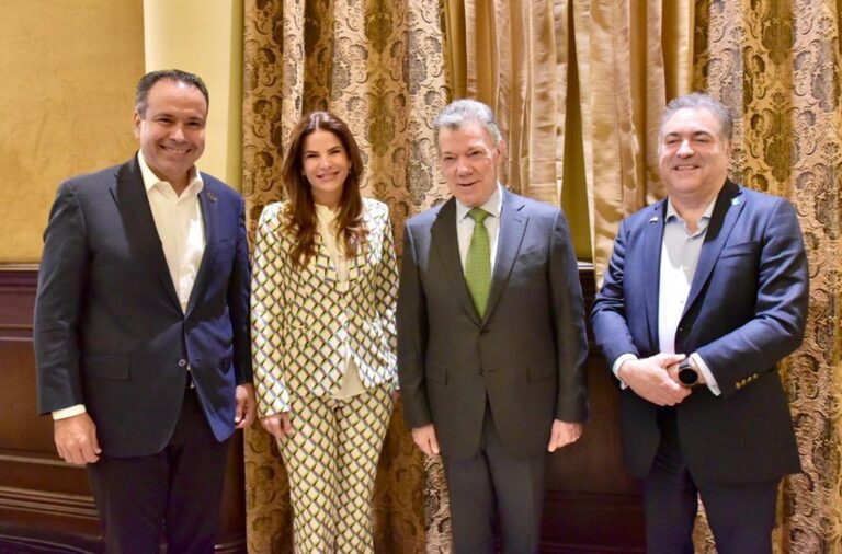 Reconoce Juan Manuel Santos, ex presidente de Colombia, liderazgo de Toño Astiazarán en uso de energía renovable en Hermosillo