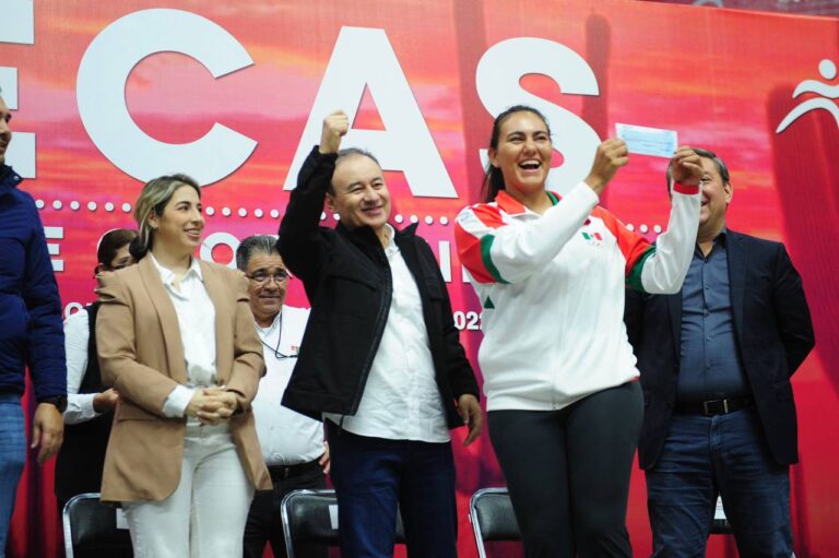 Entrega el gobernador becas; beneficiarán a 19 mil estudiantes