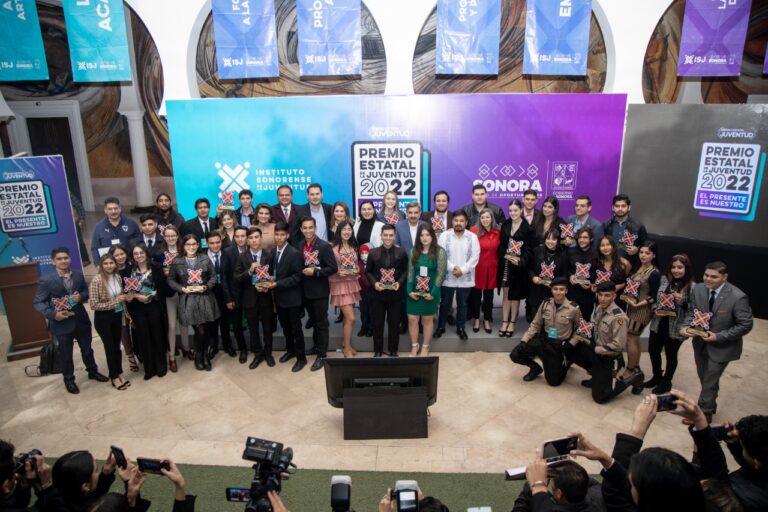 Motivan a la juventud sonorense con premio y reconocimiento a su capacidad