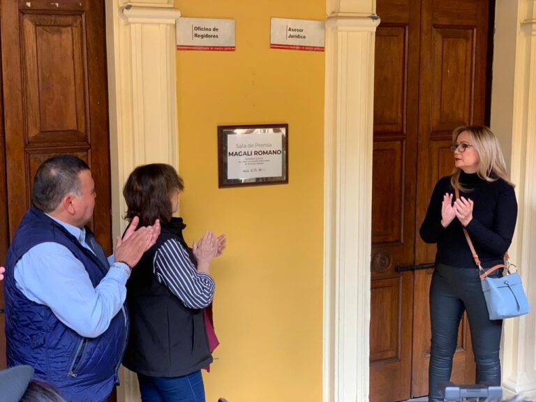 Develan en Álamos placa en recuerdo de Magalí Romano