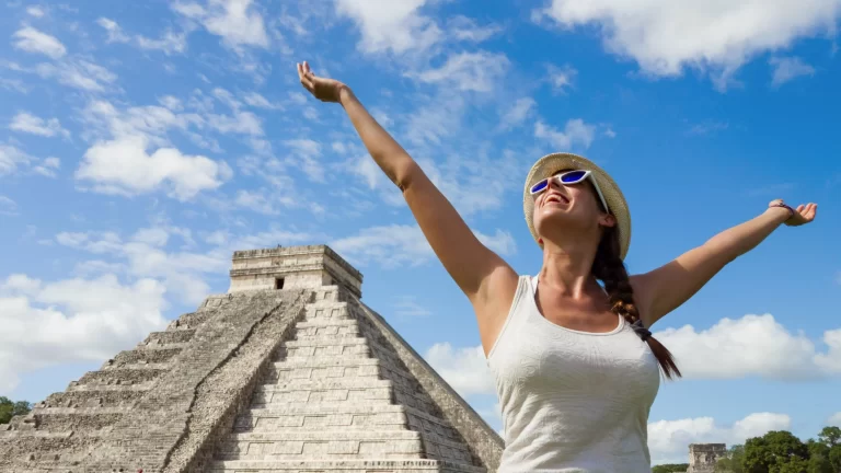 Ingresan a México 2 mil 835 millones de dólares por visitantes internacionales en enero de 2023