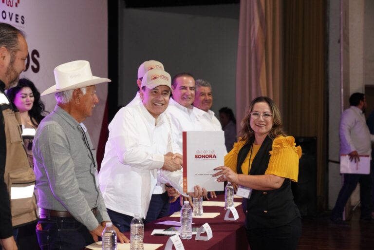 Brinda certeza jurídica Gobierno de Sonora a cientos de familias del sur de la entidad