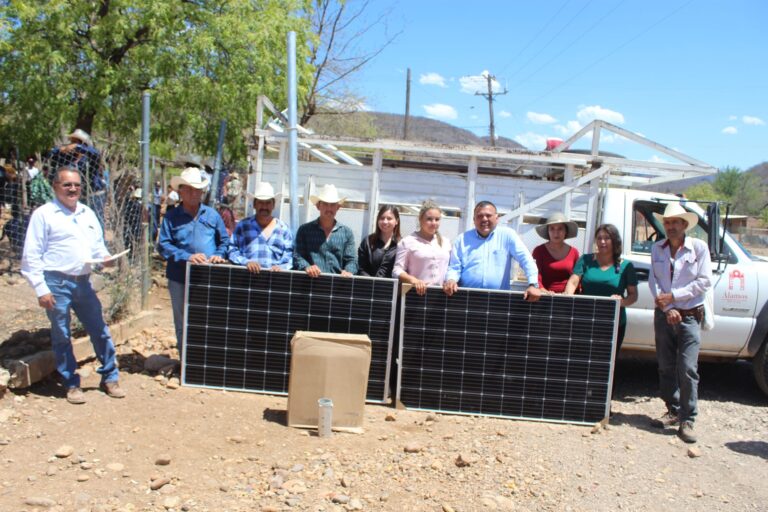 Entrega Alcalde de Álamos páneles solares para propiciar ahorros en electricidad