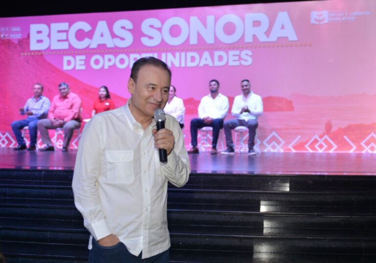 Beneficia gobernador Durazo a habitantes de Guaymas con entrega de becas y banderazo de obras de modernización 