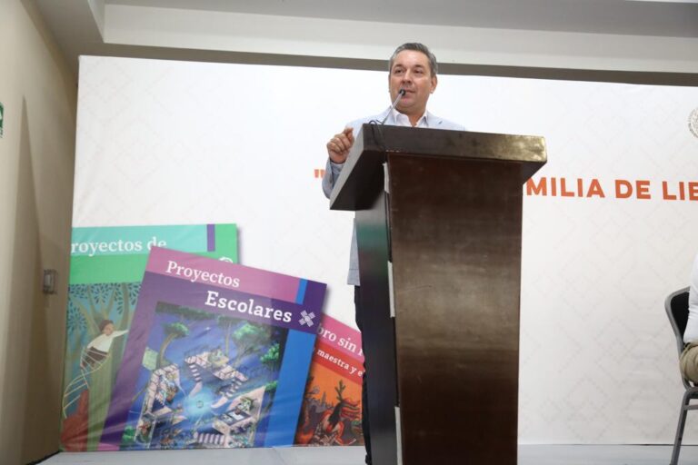 Participan más de tres mil docentes en diálogo con autoridades educativas estatales y federales sobre los Libros de Texto Gratuitos