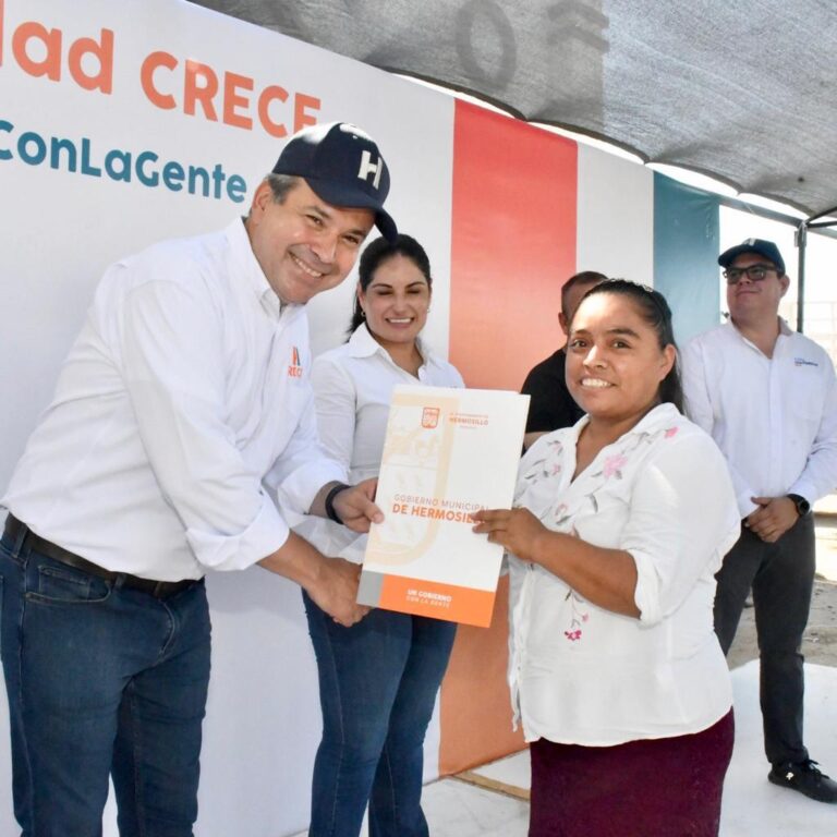 Entrega Toño Astiazarán 106 títulos de propiedad a residentes de Miguel Alemán