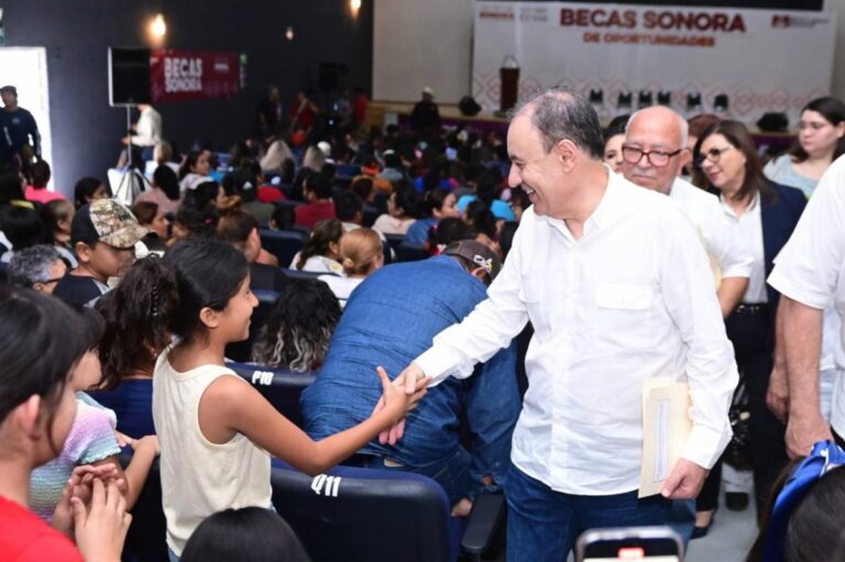 Beneficia gobernador Alfonso Durazo a más de dos mil estudiantes con becas en Caborca y Moctezuma
