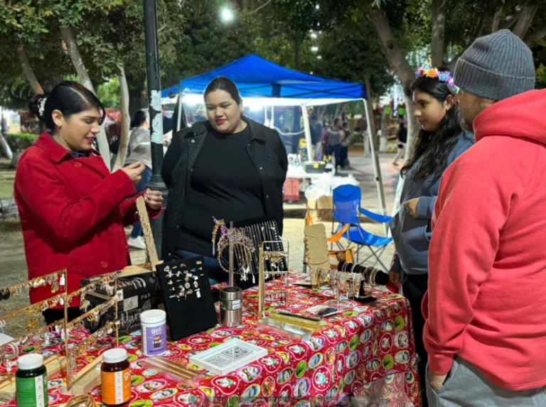 Sigue bazar de emprendedores en explanada municipal