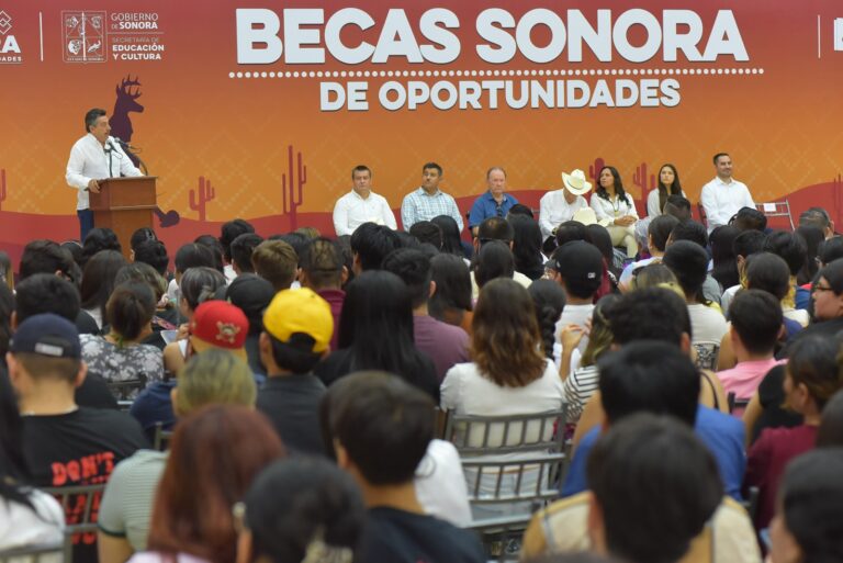 Participa Lamarque Cano en entrega de becas a estudiantes universitarios