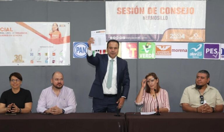 Recibe Toño Astiazarán constancia de presidente municipal electo para el período 2024 – 2027.