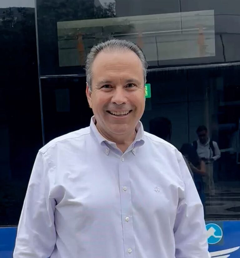 Busca Toño Astiazarán en China opciones de transporte eléctrico gratuito para estudiantes de educación superior