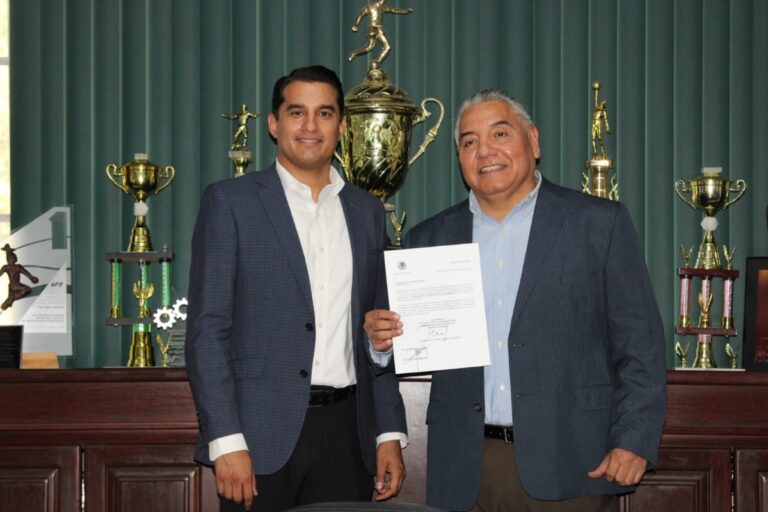 Toma protesta secretario Froylán Gámez a rector de la UT Hermosillo