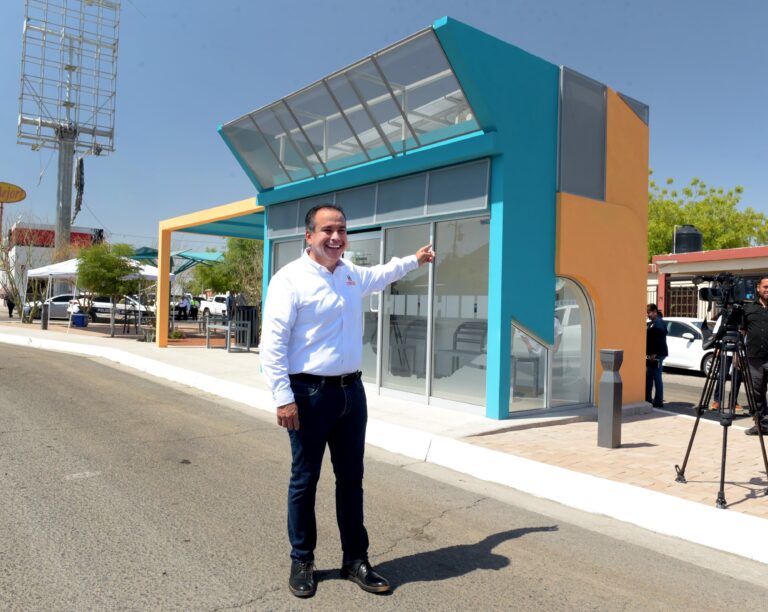 Supervisa Toño Astiazarán prototipo de parada de transporte público