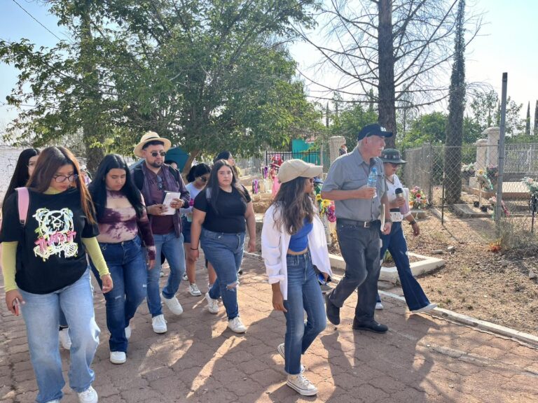 Recorrido cultural por el panteón municipal encabezado por el cronista de la ciudad Oscar Careaga