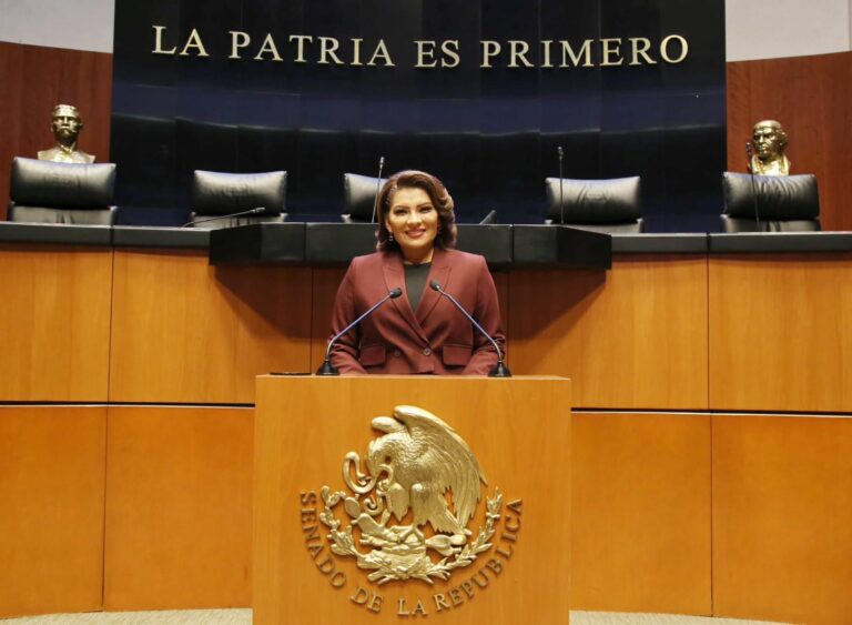 Se registra Lorenia Valles en el Senado República