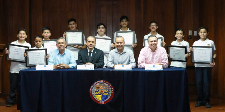 Entrega Unison premio a ganadores de la Competencia Búho Matemático 2024