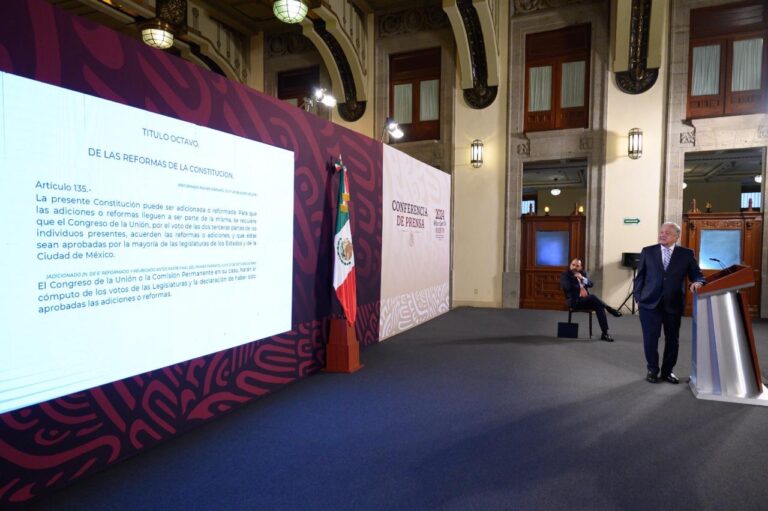López Obrador muestra artículos de la constitución y Ley de Amparo que impiden que jueces detengan discusiones de reformas en el Legislativo