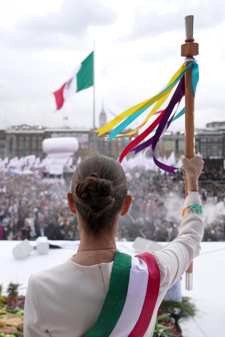 Mujeres de 70 pueblos indígenas y afromexicano entregan Bastón de Mando y Servicio a la presidenta Claudia Sheinbaum Pardo