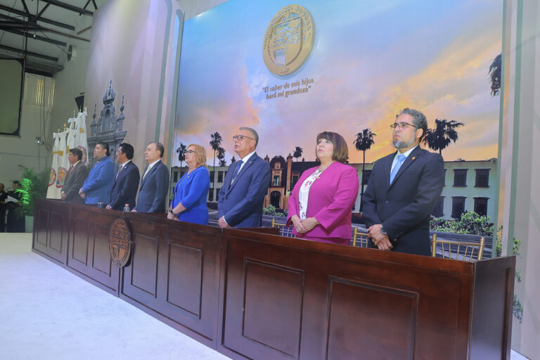 En su 82 aniversario, Unison entrega Premio a la Trayectoria Estudiantil 2024 a 79 alumnos