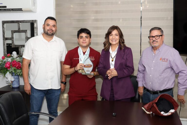 Entrega UES reconocimiento “Orgullo Berrendo” a destacado estudiante deportista