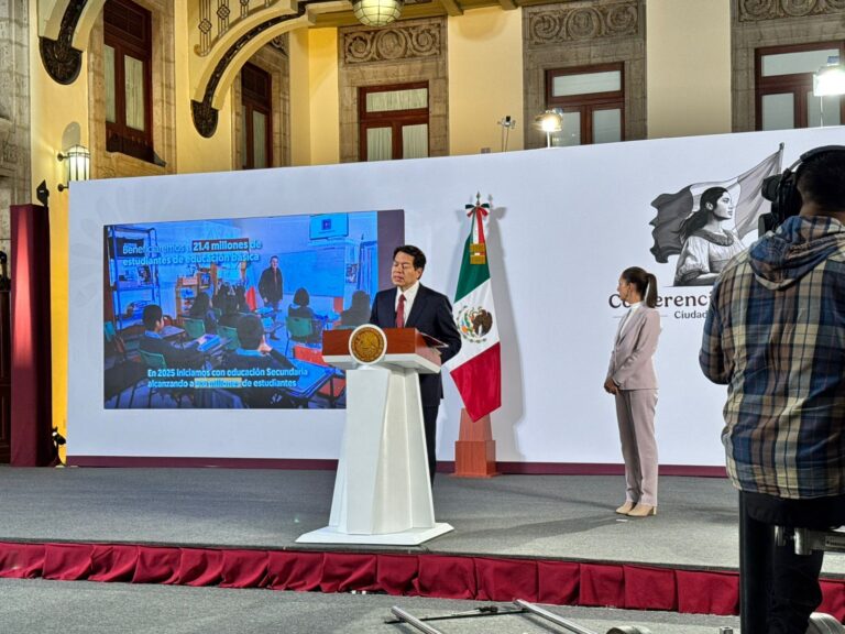 Mario Delgado presenta la beca universal “Rita Cetina Gutiérrez” para alumnos de educación básica