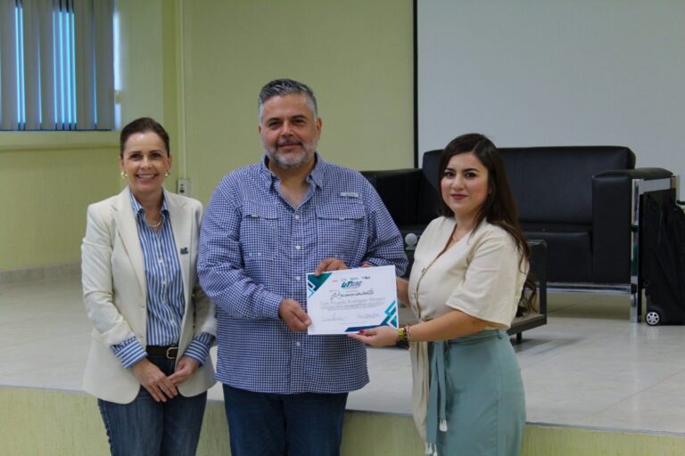 Recibe alumnado de la Universidad Tecnológica de SLRC capacitación especializada en Comercio Exterior