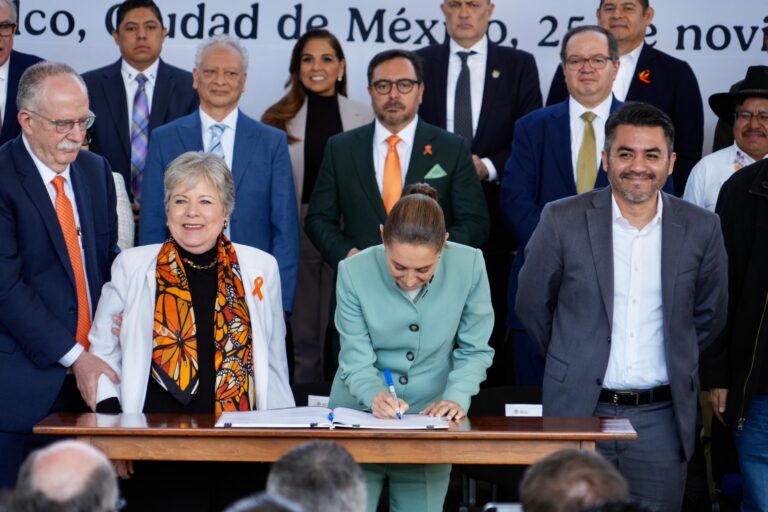 Presidenta Caludia Sheinbaum, gobernadoras, gobenadores, empresarios, agricultores y academia firman acuerdo por el derecho humano al agua y la sustentabilidad; se invertirán 9 mil MDP en tacnificación del riego