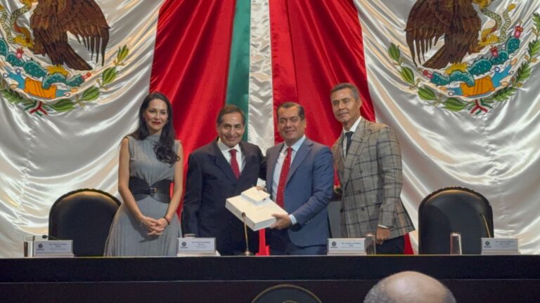 De la O entrega en San Lázaro el Paquete Económico para 2025