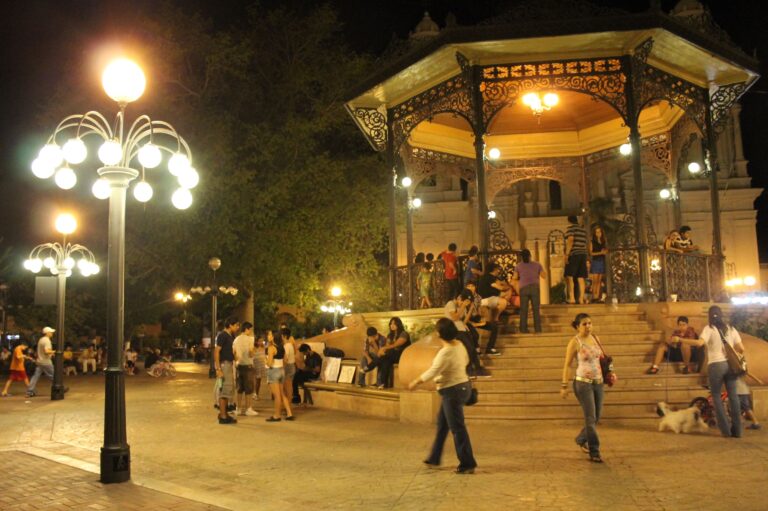Encenderán árbol y decoración navideña este domingo