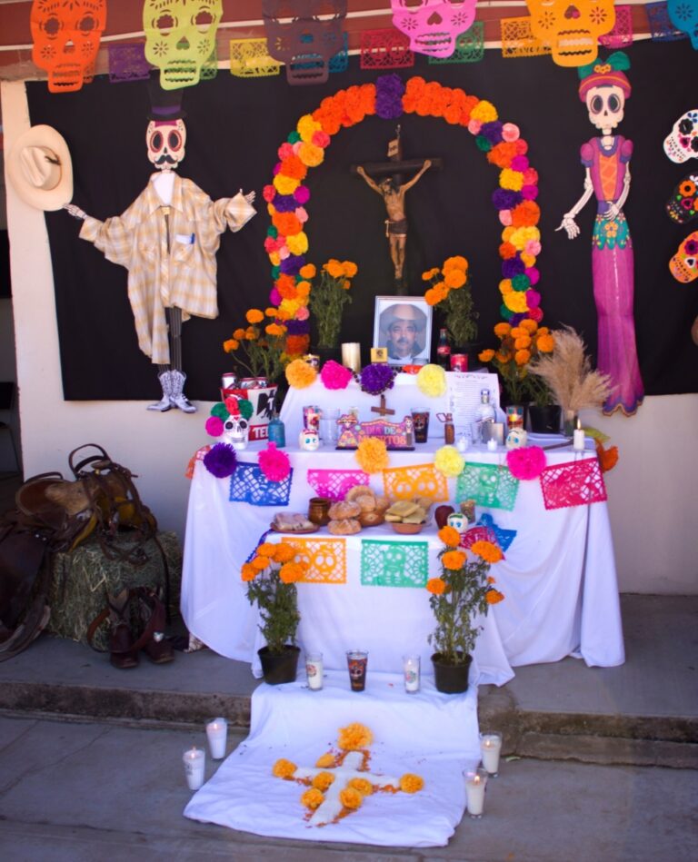 Honra personal de ISEA tradiciones con concurso de Altares de Día de Muertos