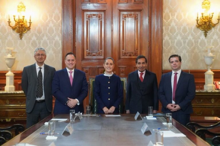 Sheinbaum recibe ahora en Palacio Nacional a líder global de S&P