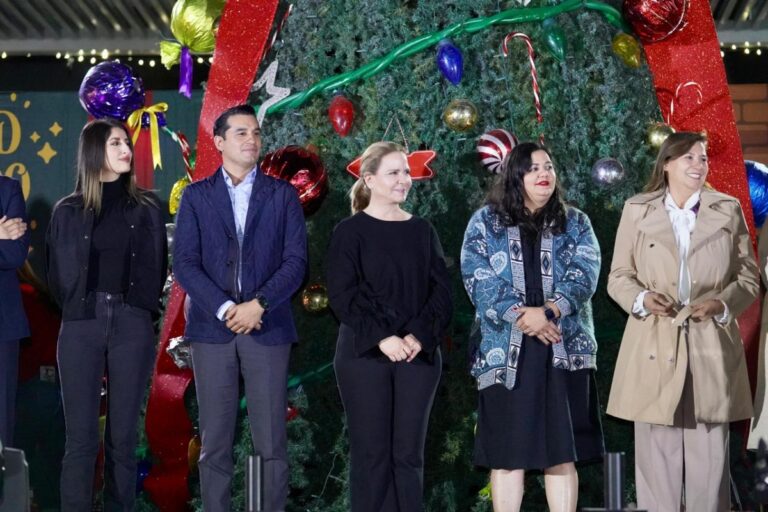 Llega espíritu de navidad al Parque Infantil con encendido del Árbol Navideño
